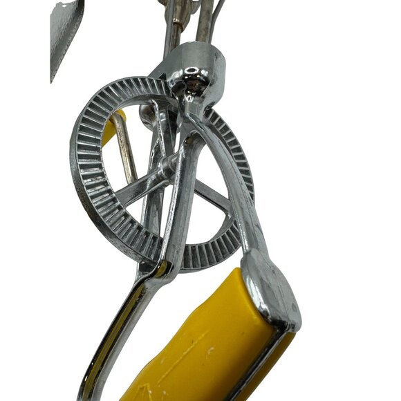 Vintage Hand Crank Egg Beater With Yellow Handle And Chrome Finish - Picture 10 of 10